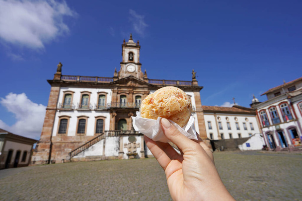Pao de queijo (βραζιλιάνικο τυρόπιτα) στην πλατεία Τιραντέντε, Ouro Preto, Minas Gerais, Βραζιλία, η πόλη είναι Μνημείο Παγκόσμιας Κληρονομιάς από την UNESCO - Φωτογραφία, εικόνα