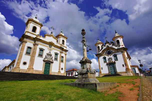 Églises jumelles à Mariana city : Notre-Dame du Mont Carmel et les églises Saint François d'Assise, Mariana, Minas Gerais, Brésil - Photo, image