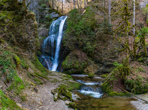 Hermosa caminata de primavera a la cascada Niedersonthofen a través del Falltobel cerca de Niedersonthofen en el Allgau - Foto, imagen