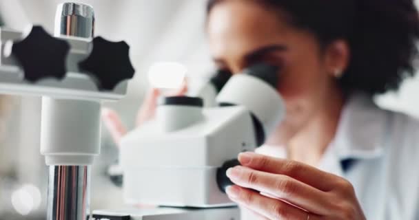 Žena, vědec a forenzní vyšetření s mikroskopem pro vědu, mikrobiologii nebo objev v laboratoři. Detailní záběr osoby nebo badatele hledajícího v rozsahu nebo čočky pro vědecký průlom nebo test. - Záběry, video