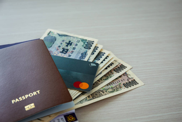 Passaporte, bilhetes de avião ou cartão de embarque, dinheiro e cartões de crédito para viagens internacionais de negócios e lazer. - Foto, Imagem