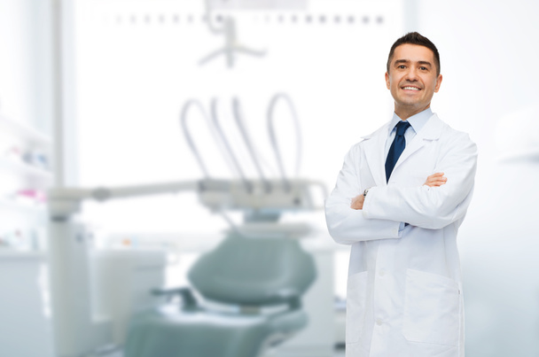 улыбающийся стоматолог средних лет
 - Фото, изображение