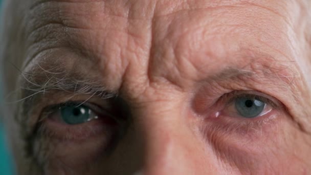 Retrato de anciano con ojos azules. Primer plano de los ojos de los ancianos. Copiar espacio - Metraje, vídeo