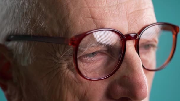 アイグラスのオールドマン肖像画。 カメラを見てメガネを外して,クローズアップする高齢男性. - 映像、動画