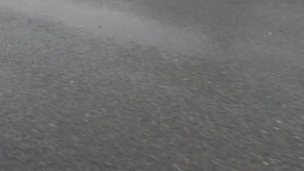 Út nyomvonalak, nedves autópályán esőben - Felvétel, videó