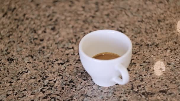Barista maakt patroon in koffiebar. Close-Up. - Video