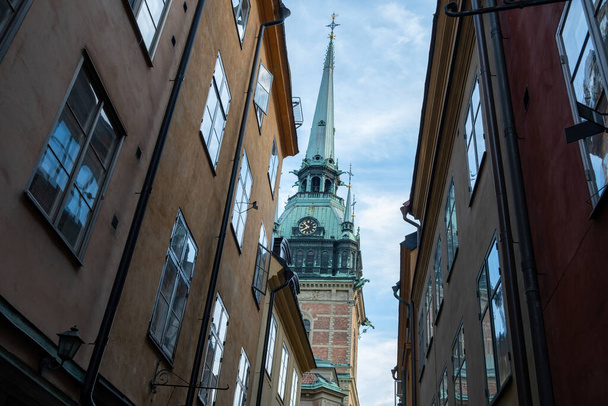 Iglesia Alemana o St. Gertrude, Tyska Kyrkan en Gamla Stan Ciudad Vieja destino religioso Estocolmo Suecia. Parte superior de la torre con el reloj. - Foto, Imagen