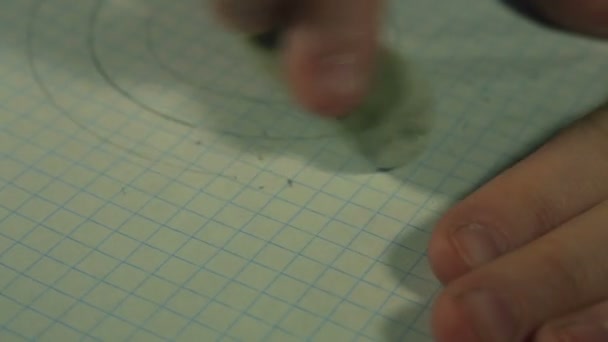 Childs ujjak törli a szürke vonalak egy papír - Felvétel, videó