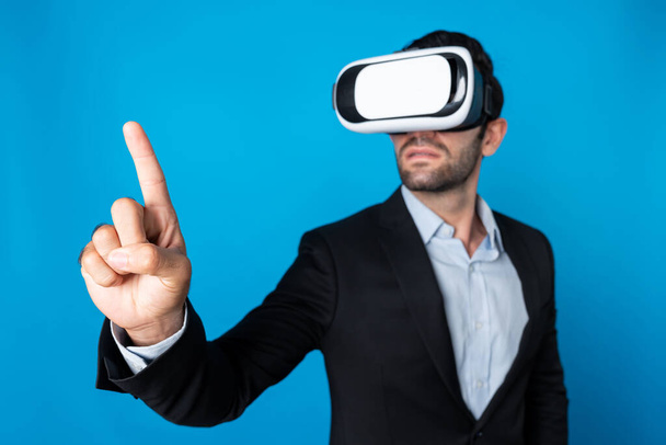 Projectmanager met virtual reality bril die naar data-analyse kijkt terwijl hij data analyseert en aanwijst. Geschoolde zakenman die VR-brillen en digitale innovatie gebruikt terwijl hij metavers binnenstapt. Afwijking. - Foto, afbeelding