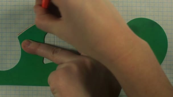 A gyerek kezét a görbe vonal rajzolása - Felvétel, videó