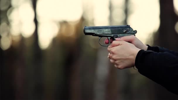 Žena s pistolí - Záběry, video