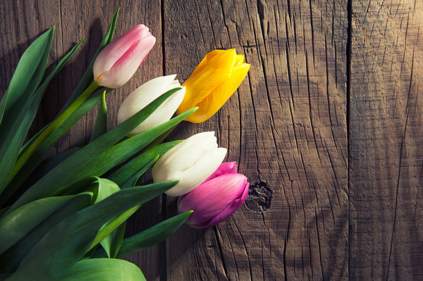 Kytice tulipánů na dřevěné pozadí - Fotografie, Obrázek