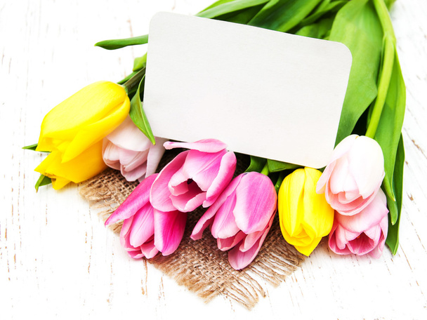 tulipány s kartou - Fotografie, Obrázek