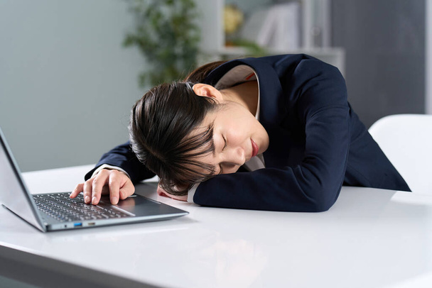 Бізнес-леді засинає після довгих годин роботи - Фото, зображення