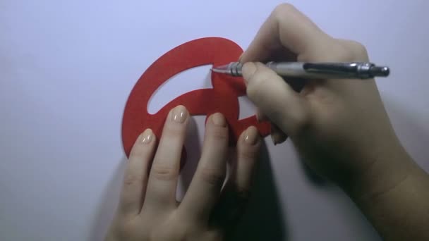 Mädchenhand zeichnet die geschwungene Linie - Filmmaterial, Video