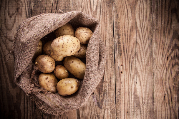 Harvest potatoes in burlap sack - Foto, imagen