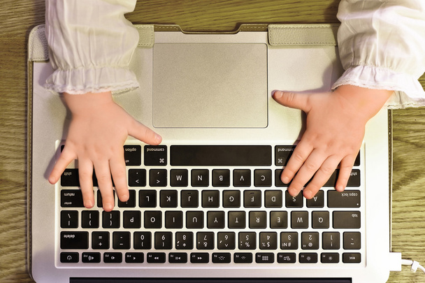 Dziecka ręce na laptopie - Zdjęcie, obraz