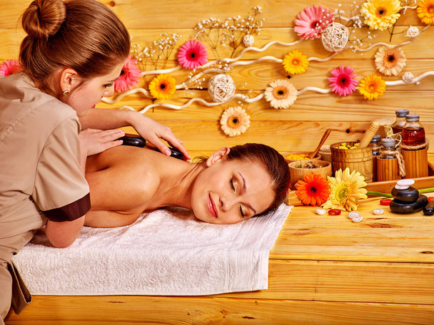 Mulher recebendo massagem
 . - Foto, Imagem