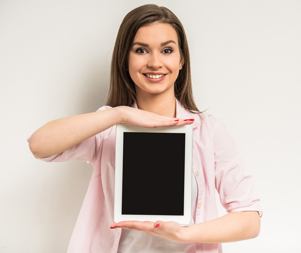Mädchen mit digitalem Tablet - Foto, Bild