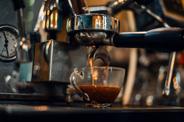 Preparación de café con cafetera, Primer plano de la máquina de café verter café - Foto, Imagen