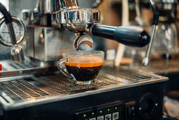 Подготовка кофе с кофеваркой, Закрыть кофе машина наливая кофе - Фото, изображение