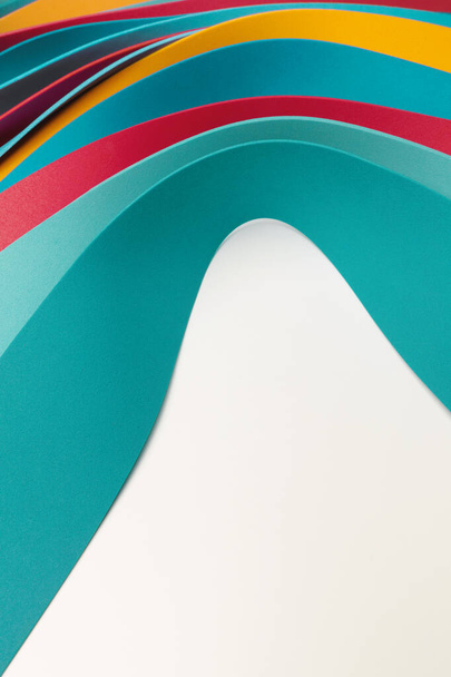 Composition abstraite de fond avec des éléments multicolores ondulés sur blanc, illustration 3d - Photo, image