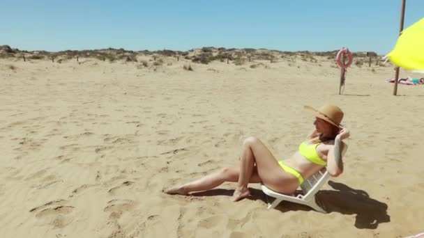 Mulher bonita relaxante em uma cadeira de praia
 - Filmagem, Vídeo