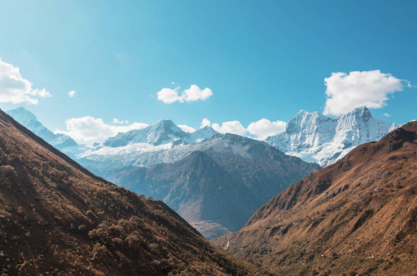 Cordillera Blanca,ペルー,南アメリカの美しい山の風景 - 写真・画像