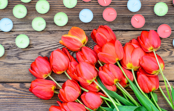 tulipanes y velas
 - Foto, Imagen