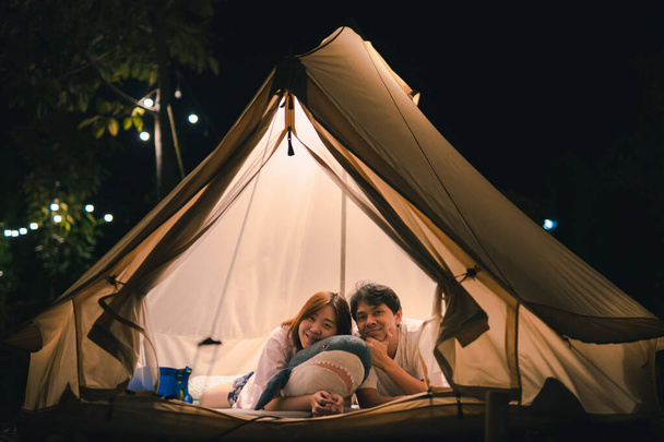 ázsiai pár pihenni kemping sátor a nyári vakáció - Fotó, kép