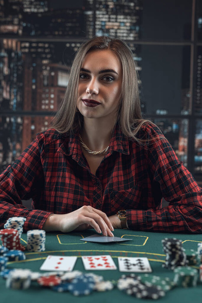 Кавказька дівчина в казино грає в покер, нічний спосіб життя. Удача удачі - Фото, зображення