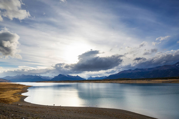 Kauniita vuoristomaisemia Patagoniassa. Vuoristojärvi Argentiinassa, Etelä-Amerikassa. - Valokuva, kuva