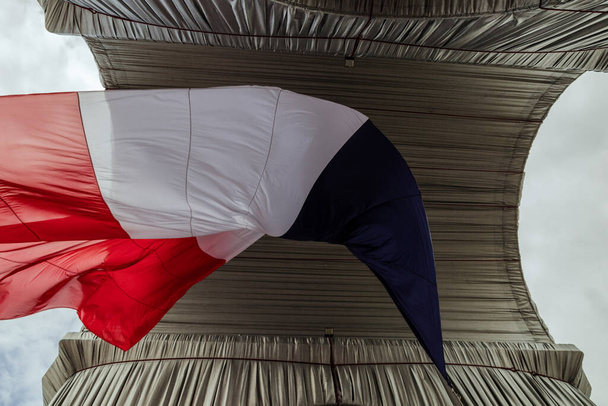 Pariisi riemuvoitto kaari pakattu harmaa sää - Valokuva, kuva