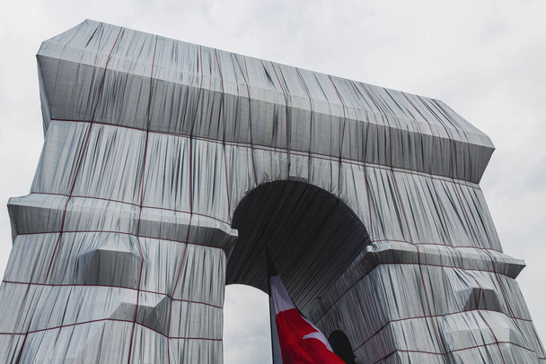 Pariisi riemuvoitto kaari pakattu harmaa sää - Valokuva, kuva