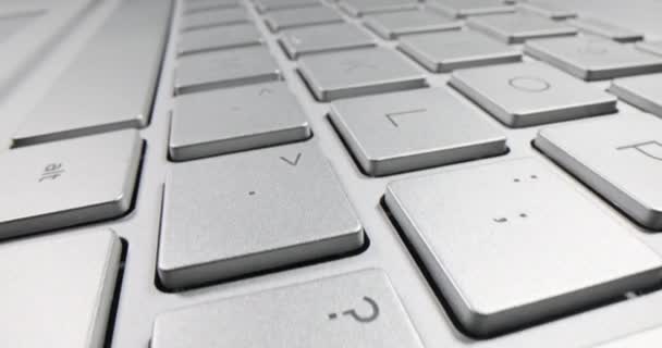 Primer plano del teclado del ordenador portátil. Educación y elección del concepto de profesión de TI - Metraje, vídeo