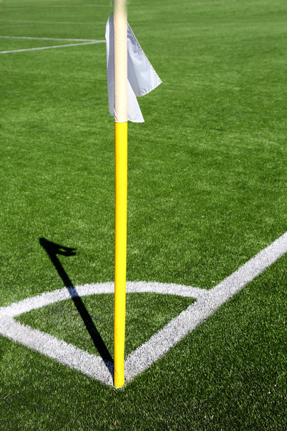 Bandiera all'angolo del campo di calcio con ombra
 - Foto, immagini