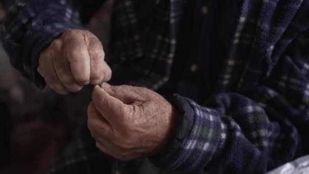 Yaşlı bir adamın ellerinin alüminyum kabloyu sıktığı ve atölyede döndürdüğü eski, yıpranmış ellerin elle yenilediği detaylar.. - Video, Çekim