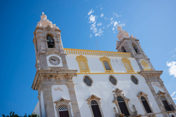 A portugáliai Faróban található Igreja do Carmo barokk homlokzatával és ikerharangtornyaival a portugáliai Faróban, Capela dos Ossos Csontkápolna által híressé tett templom hátsó részén. - Fotó, kép