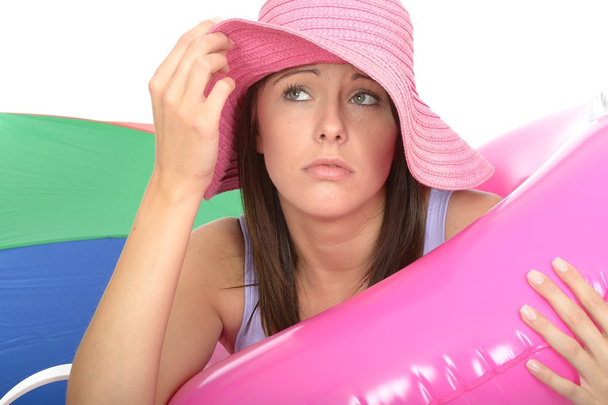 Hämmentynyt huolestunut järkyttynyt nuori nainen lomalla näyttää onnettomalta
 - Valokuva, kuva