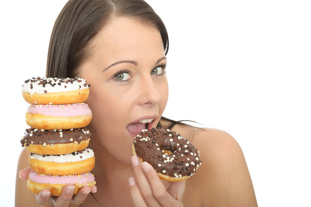 Çekici genç kadın Holding Iced donuts yığını - Fotoğraf, Görsel