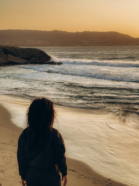 Silueta de una mujer en la playa al atardecer. Córcega. Francia - Foto, imagen
