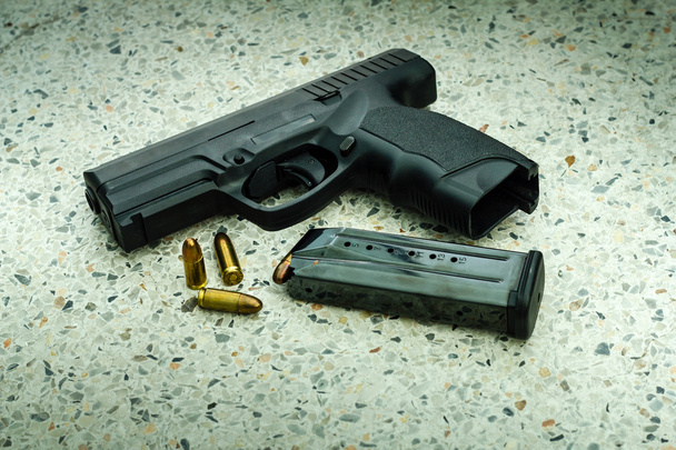 pistool met tijdschrift en munitie  - Foto, afbeelding