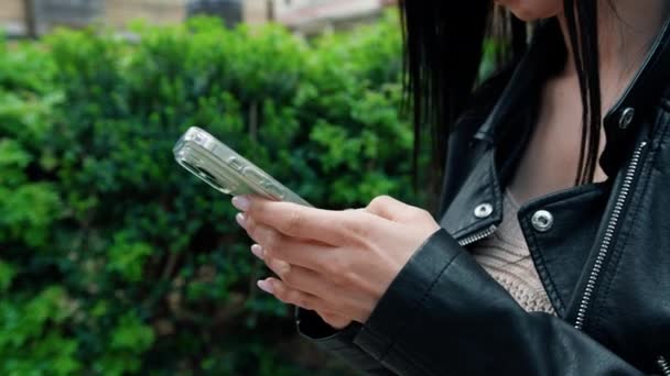 Vrouw sms 'en op de smartphone.  - Video