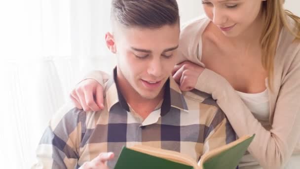 Lovely couple reading book - Metraje, vídeo