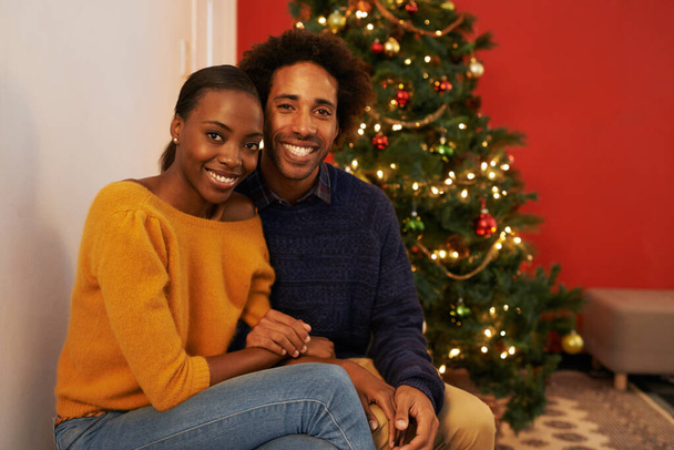 Ζευγάρι, πορτρέτο και διακοπές Χριστουγέννων στο δέντρο στο σπίτι ή σύνδεση διακοπών για εορταστική περίοδο, αγάπη ή διακόσμηση. Άντρας, γυναίκα και πρόσωπο με φώτα το χειμώνα ή γιορτή γάμου, χαλαρώστε ή διαλείψτε. - Φωτογραφία, εικόνα