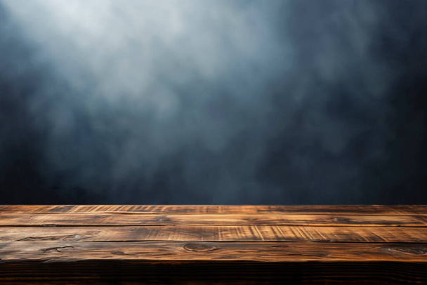 Leerer Holztisch für Geschenkartikel auf nebligem, dunklem Hintergrund. - Foto, Bild