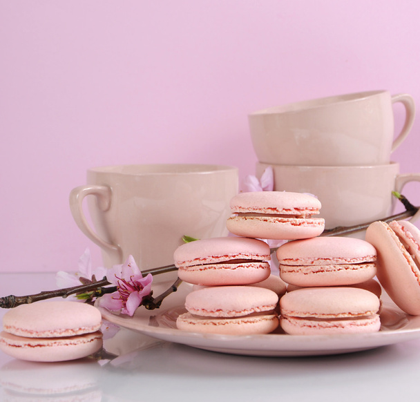 Рожеве печиво макаронів з старовинними чашками
 - Фото, зображення