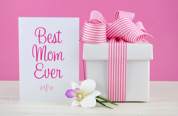 Felice Festa della Mamma regalo rosa e bianco con biglietto di auguri
.  - Foto, immagini