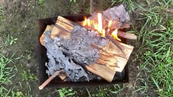 Gril gril je zapálen pro vaření venku - Záběry, video