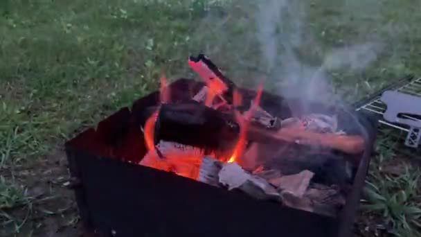 Gril gril je zapálen pro vaření venku - Záběry, video
